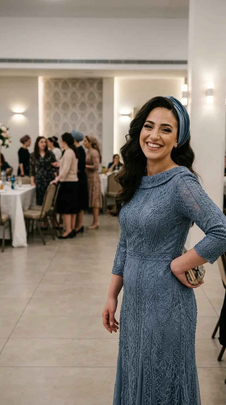 שמלת ערב בצבע כחול-אפרפר עשויה בד תחרה עשיר המעוטר בחריזה ופאייטים בדוגמאות מעוגלות וגיאומטריות לכל אורכה. לשמלה גזרה צמודה עם קו מותן מודגש, שרוולים באורך שלושה רבעים וצווארון עגול ומוגבה המעוטר בעיטורי חרוזים עדינים.